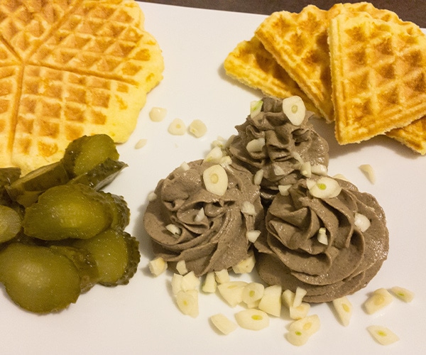 gofre sarate, fara gluten, servite cu pate si castraveti murati