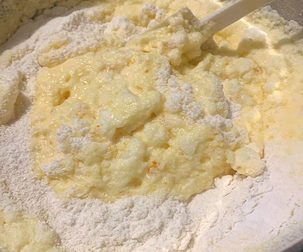 Aluat de brioșe fără gluten cu lămâie și făină de cocos.