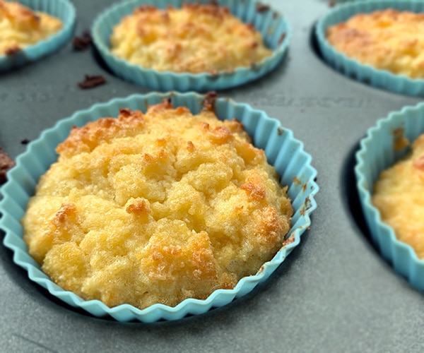 Brioșe fără gluten cu lămâie, în tava proaspăt scoasă din cuptor.