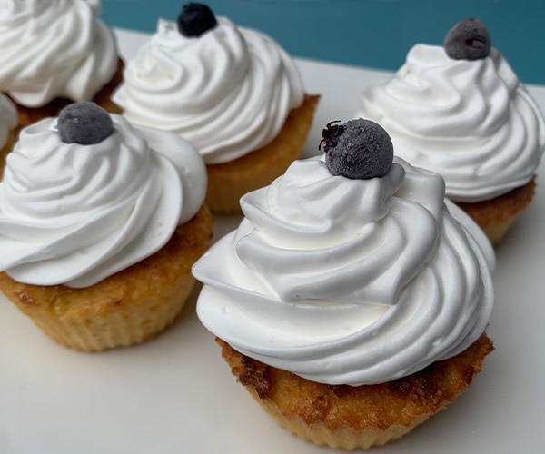 platou cu Brioșe fără gluten cu lămâie și afine